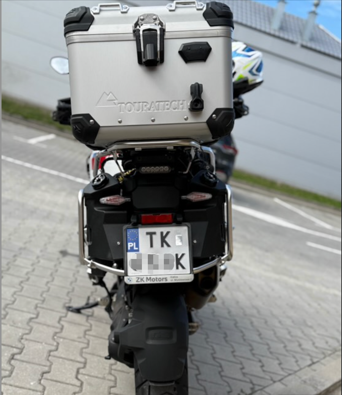BMW Motorcycle Auxiliary Fuel Tank Made of PE Material for BMW R1300GS (15L) Two tanks Each tank is 7.5L Gas Tank Fits Tourateck/ Loboo Racks Make a Note for Brand Racks. If BMW R1300GS ADV, Price includes Luggage Racks, can hold aluminum cases.