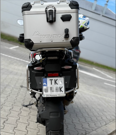 BMW Motorcycle Auxiliary Fuel Tank Made of PE Material for BMW R1300GS (15L) Two tanks Each tank is 7.5L Gas Tank Fits Tourateck/ Loboo Racks Make a Note for Brand Racks. If BMW R1300GS ADV, Price includes Luggage Racks, can hold aluminum cases.