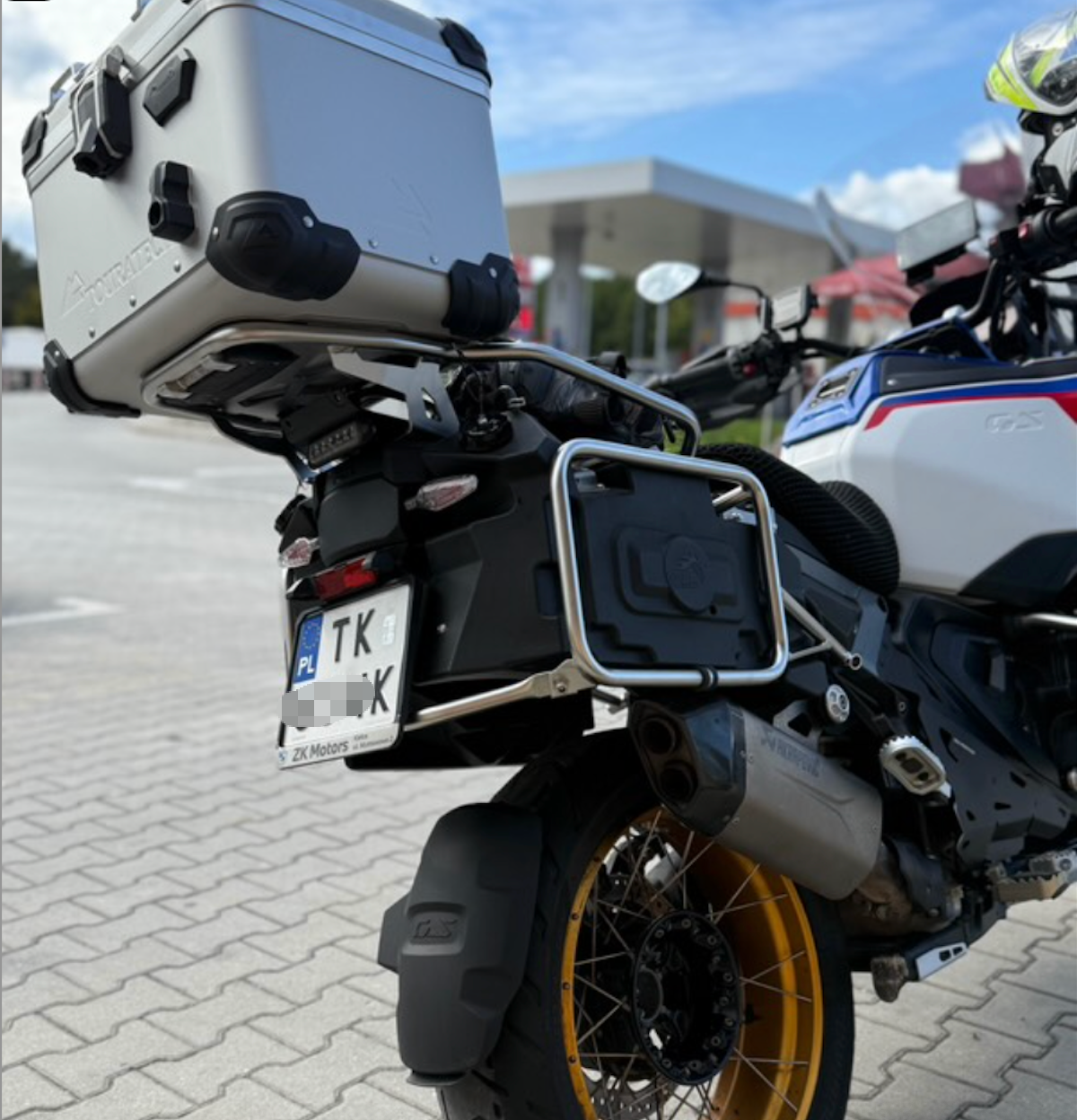 BMW Motorcycle Auxiliary Fuel Tank Made of PE Material for BMW R1300GS (15L) Two tanks Each tank is 7.5L Gas Tank Fits Tourateck/ Loboo Racks Make a Note for Brand Racks. If BMW R1300GS ADV, Price includes Luggage Racks, can hold aluminum cases.